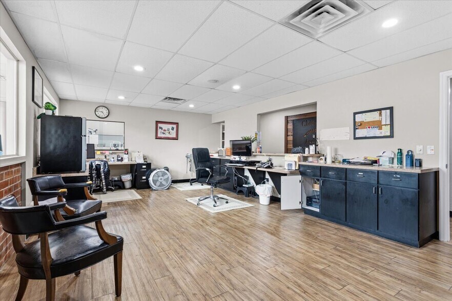 More Photos Of 15043 Main St, Alachua Showroom For Sale