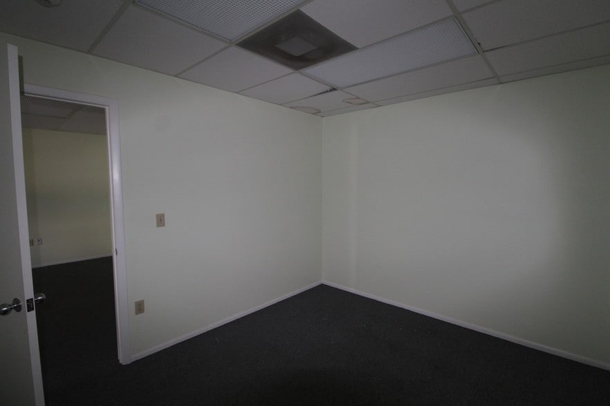 More Photos Of 1743 Independence Blvd, Sarasota Light Distribution For Lease