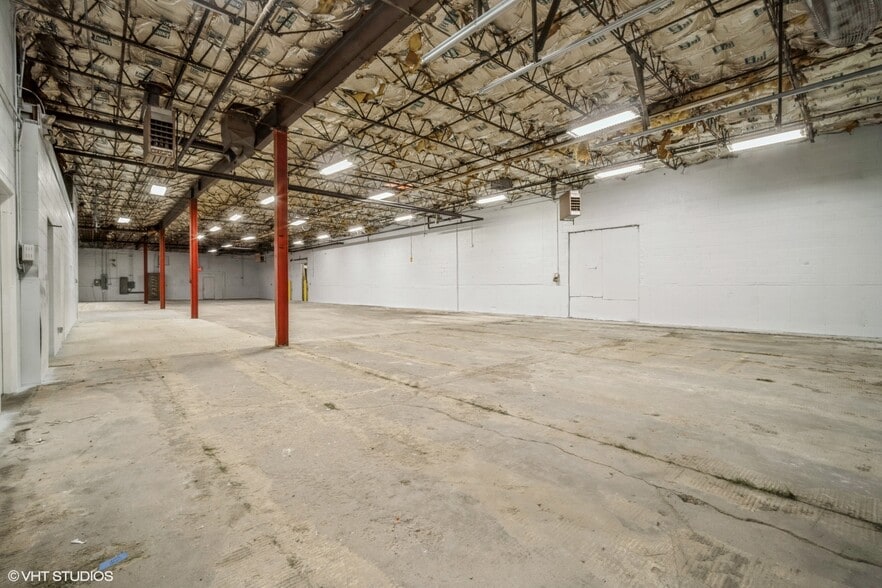 More Photos Of 2068-2068 S Foster Ave, Wheeling Manufacturing For Lease