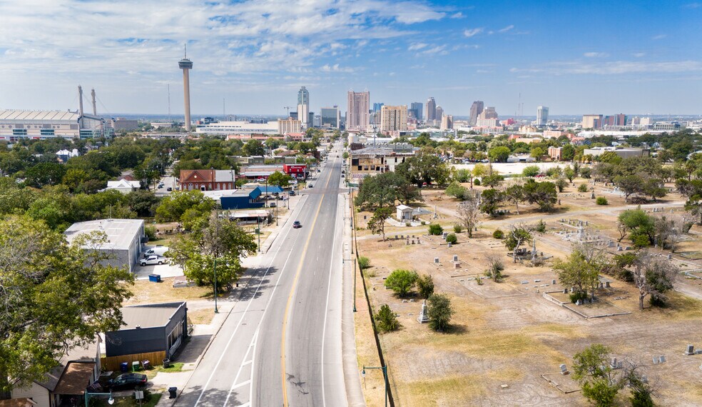 More Photos Of 1802 E Commerce St, San Antonio Auto Repair For Lease