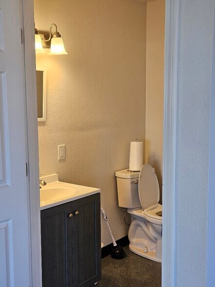 More Photos Of 1300 W Saunders St, Mount Pleasant Showroom For Lease