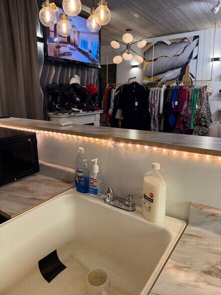 More Photos Of 3336 E Ridge Rd, Lansing General Retail For Lease