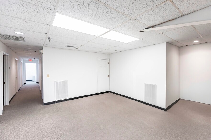More Photos Of 12155 Metro Pky, Fort Myers Showroom For Sale