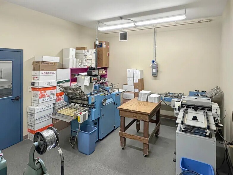 More Photos Of 601 Jewett St, Marshall Office For Sale