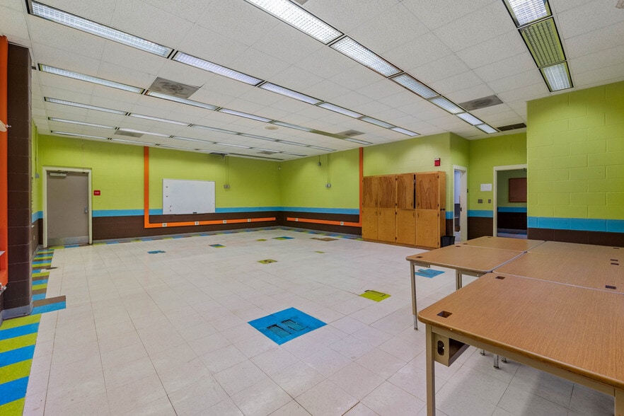 More Photos Of 5710 Wesconnett Blvd, Jacksonville Schools For Lease