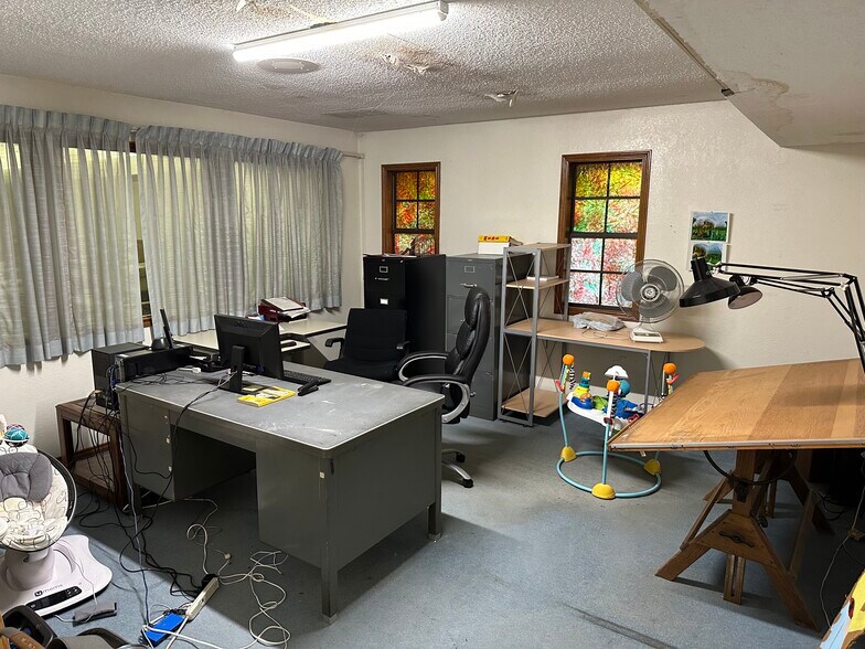 More Photos Of 1505 E Henderson St, Cleburne Office For Sale