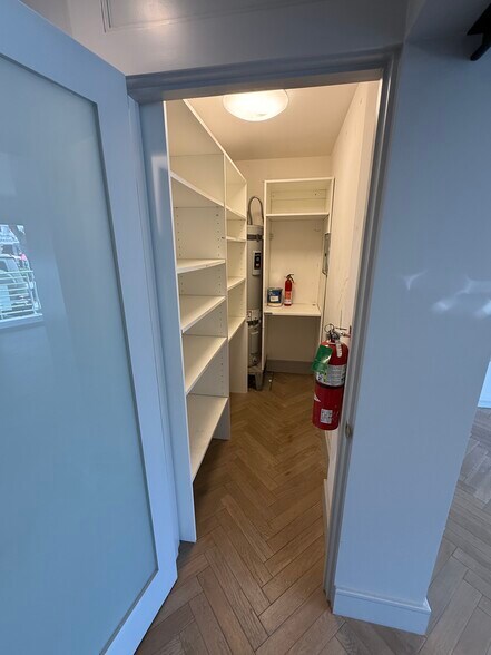 More Photos Of 733 10th St, Santa Monica Storefront Retail Office For Lease