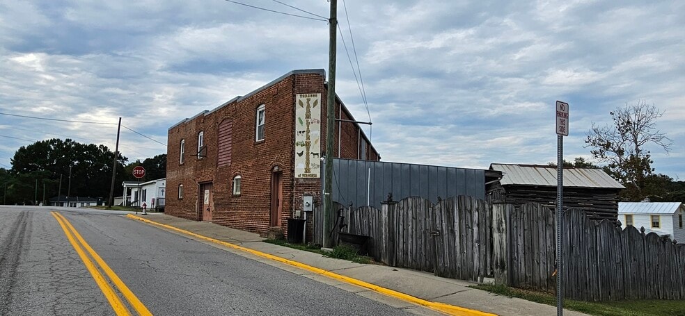 More Photos Of 306 W Main St, South Hill Flex For Lease