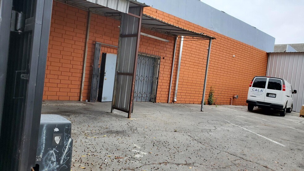 More Photos Of 2301-2305 S Main St, Los Angeles Warehouse For Lease
