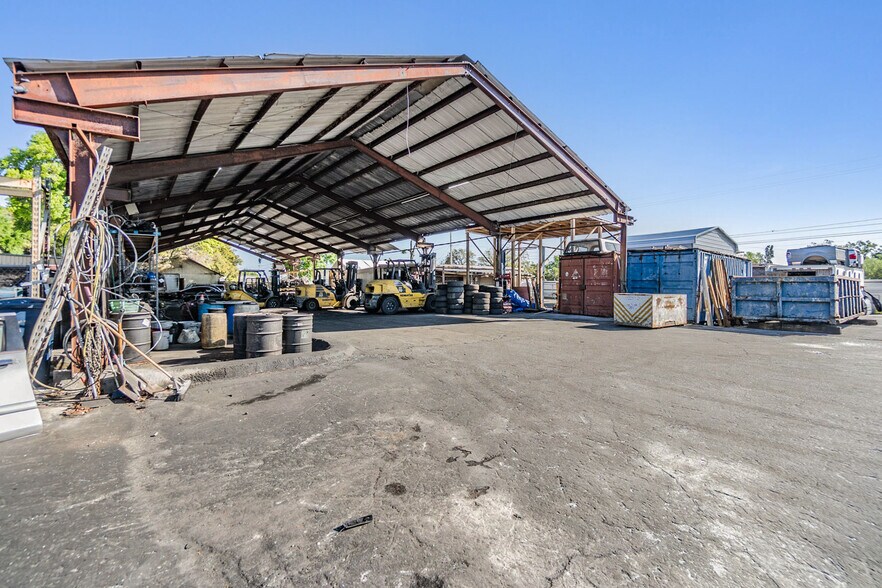 More Photos Of 3710 N 40th St, Tampa Auto Salvage Facility For Sale