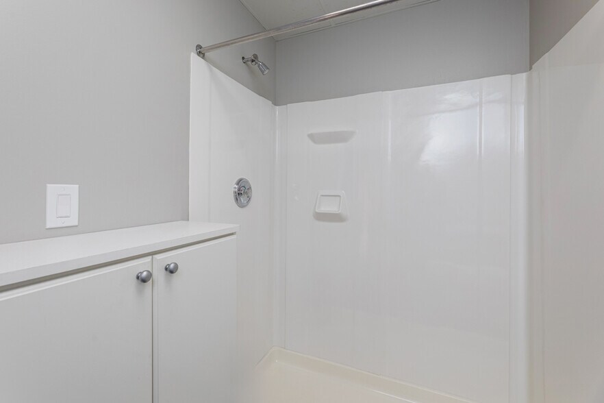 More Photos Of 411 Commerce Ln, West Berlin Medical For Sale