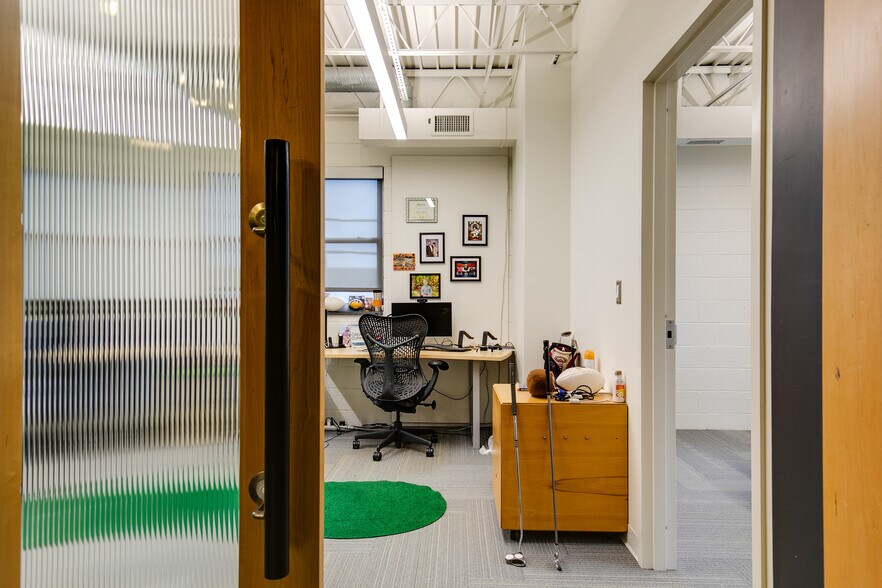 More Photos Of 3310 W Clay St, Richmond Showroom For Lease