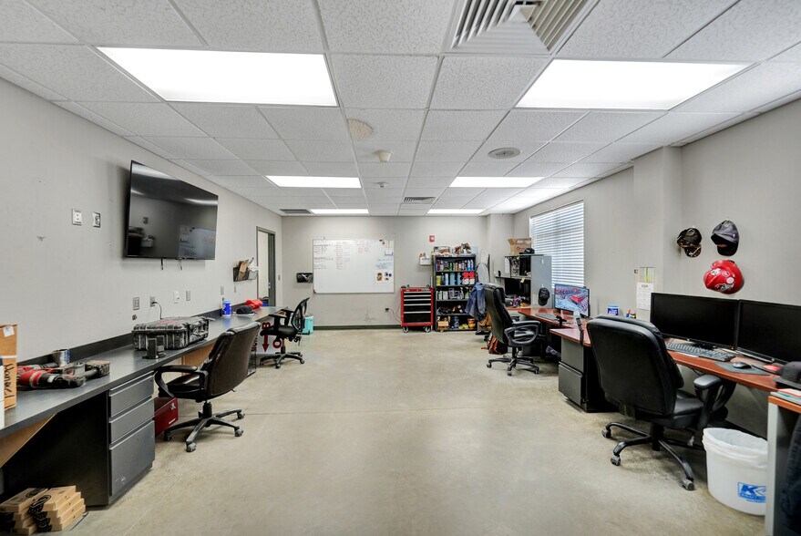 More Photos Of 7104 W County Road 116, Midland Warehouse For Lease