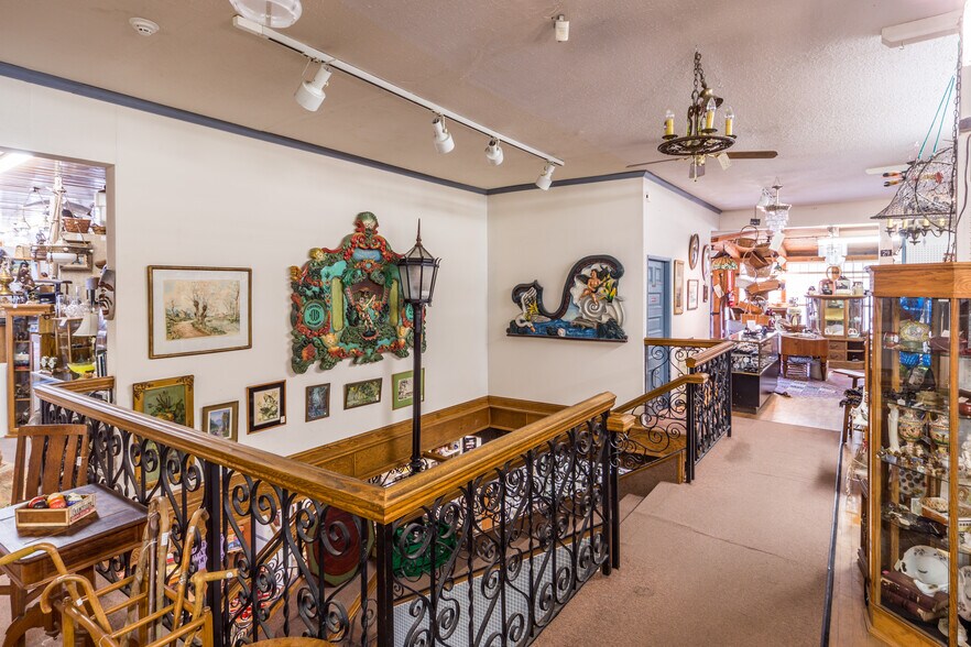 More Photos Of 802 Washington St, Port Townsend General Retail For Sale