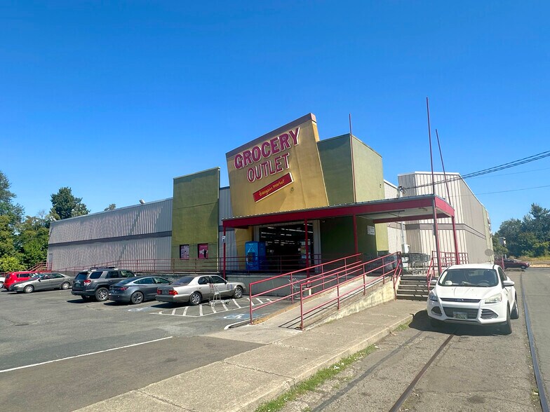 More Photos Of 299 D St NE, Salem Supermarket For Lease