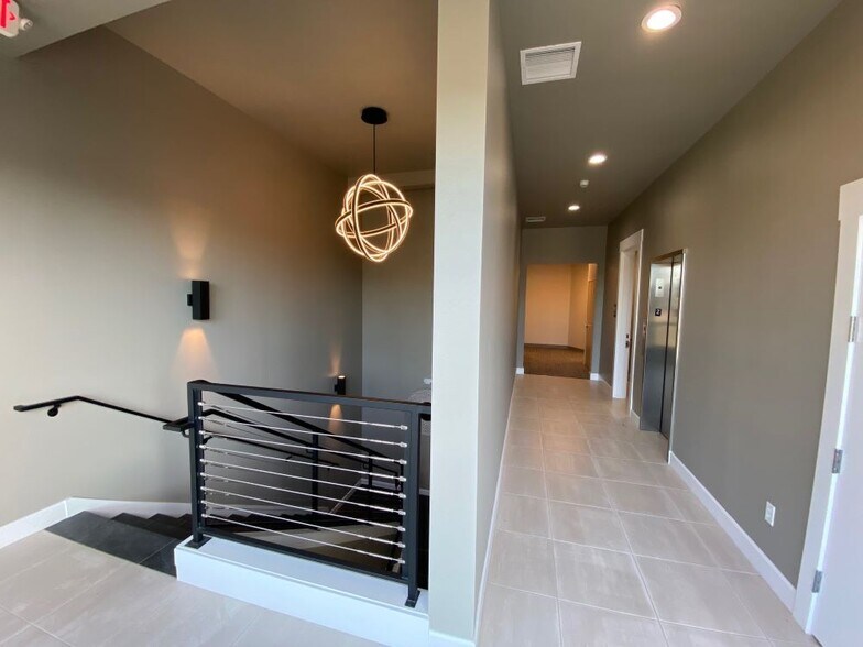 More Photos Of 735 E Clarendon St, Gladstone Office For Sale