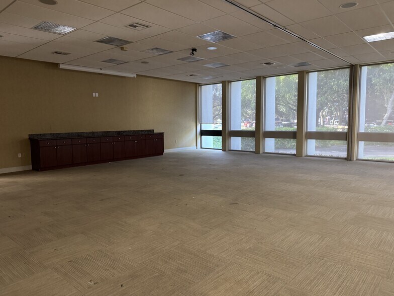 More Photos Of 15255 NW 82nd Ave, Miami Lakes General Retail For Lease