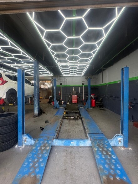 More Photos Of 250 NE 44th St, Oakland Park Auto Repair For Sale