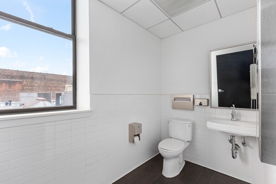 More Photos Of 11-17 43rd Ave, Long Island City Office For Lease