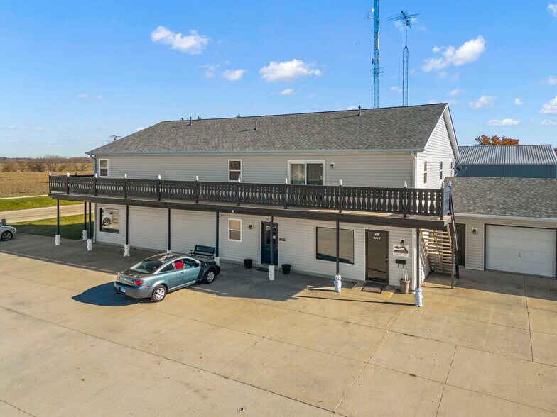 More Photos Of 645 E Lasalle St, Somonauk Showroom For Lease