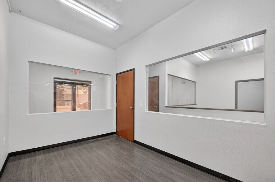 More Photos Of 3413 Herring Ave, Irving Funeral Home For Lease