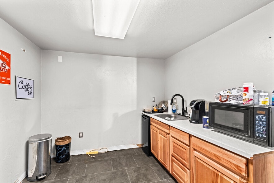 More Photos Of 3894 Roosevelt Blvd, Eugene Industrial For Sale