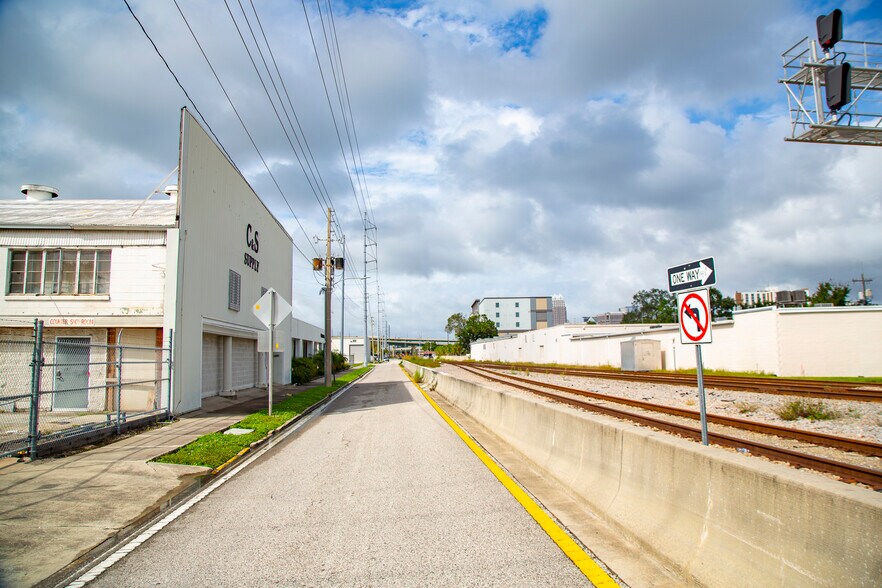More Photos Of 1110 Sligh Blvd, Orlando Warehouse For Lease