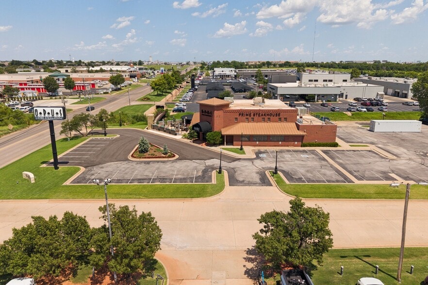 More Photos Of 800 W Memorial Rd, Oklahoma City Restaurant For Sale