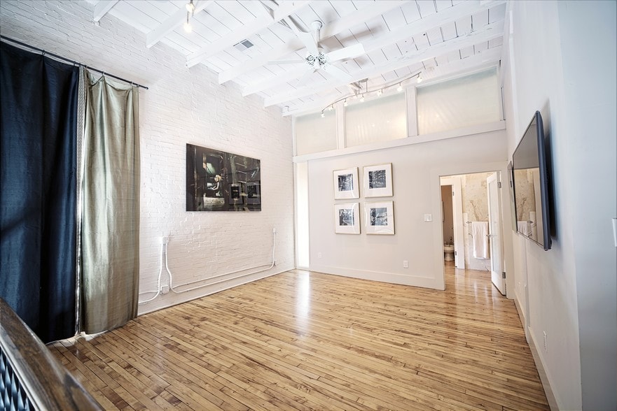 More Photos Of 2409 Commerce St, Houston Freestanding For Lease