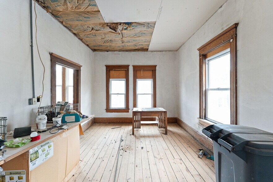 More Photos Of 10 N Bierma St, Wheatfield Bar For Sale