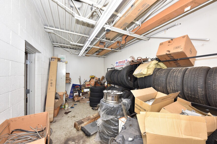 More Photos Of 820 W Sumner St, Hartford Auto Repair For Sale