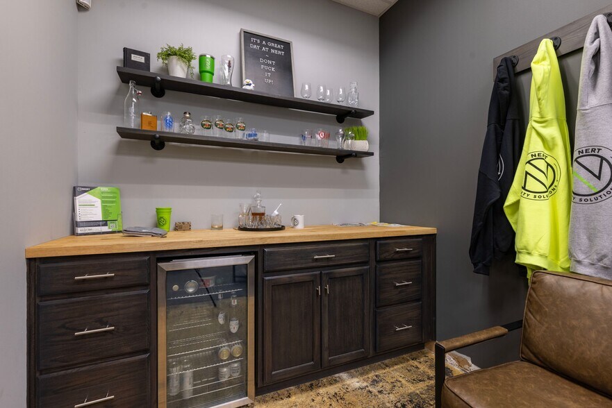 More Photos Of 1320 Eddie Dowling Hwy, Lincoln Showroom For Sale