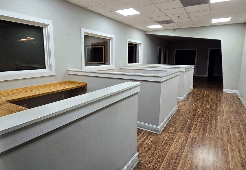 More Photos Of 913 Cobb Pky N, Marietta Warehouse For Lease