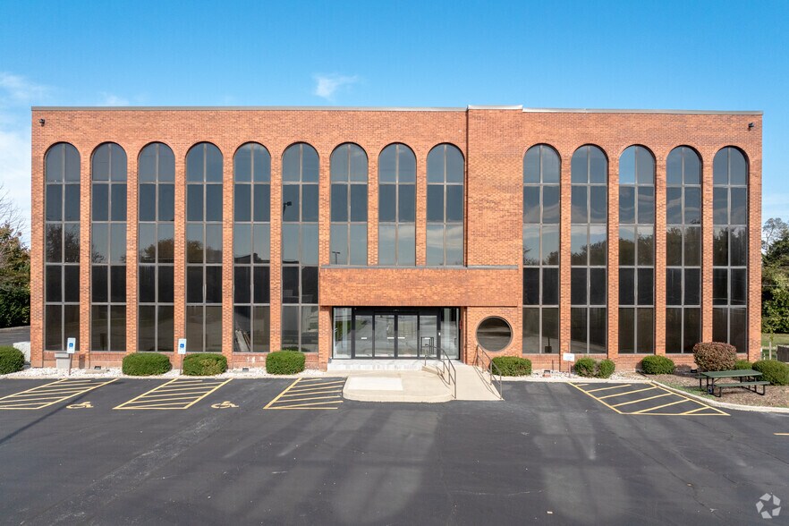 More Photos Of 2115 Butterfield Rd, Oak Brook Office For Sale