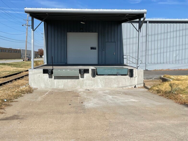 More Photos Of 100 E Quindaro Blvd, Kansas City Warehouse For Sale