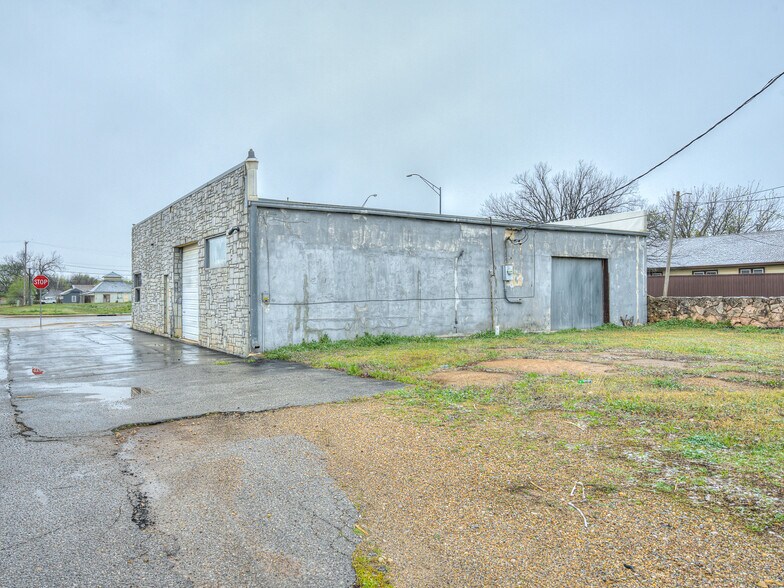 More Photos Of 200 N Broadway Ave, Geary Convenience Store For Sale