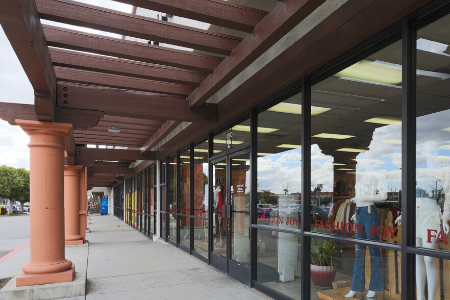 More Photos Of 317 San Fernando Mission Blvd, San Fernando Storefront For Lease