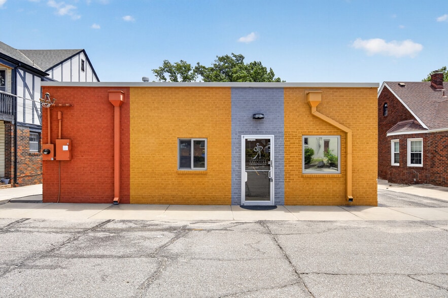 More Photos Of 133 N Glendale St, Wichita Office For Sale