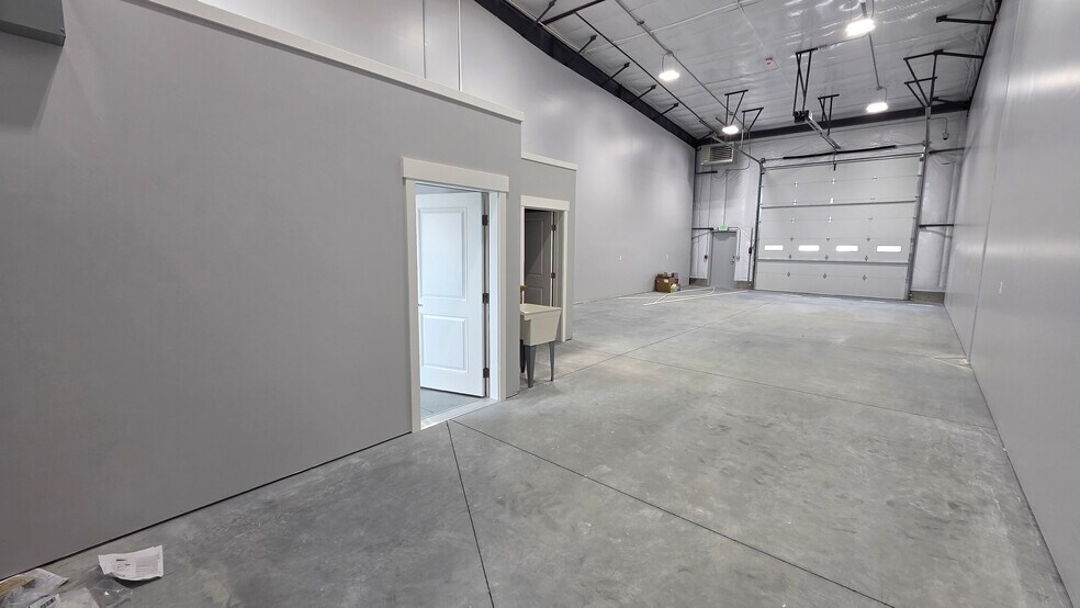 More Photos Of 35 Landmark Ln, Rigby Flex For Lease