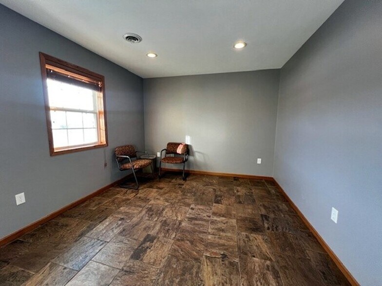 More Photos Of 208 W Cedar St, Spencer Flex For Lease