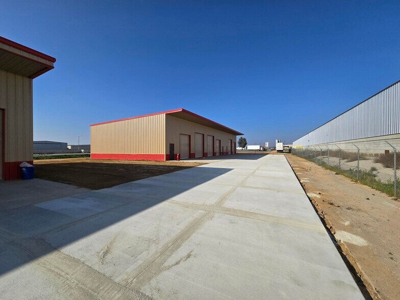 More Photos Of 5240 Doolittle Ave, Shafter Manufacturing For Lease