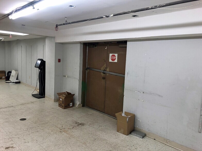 More Photos Of 706 Kirkwood Mall, Bismarck General Retail For Lease