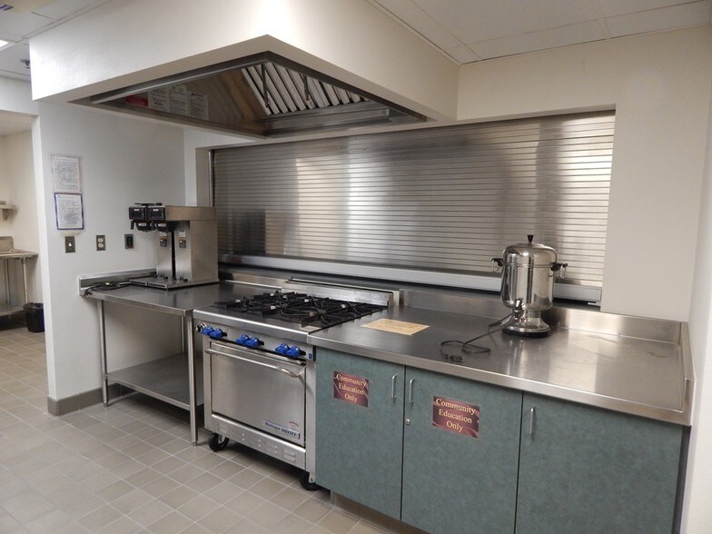 More Photos Of 2475 NW Stewart Pky, Roseburg General Retail For Lease