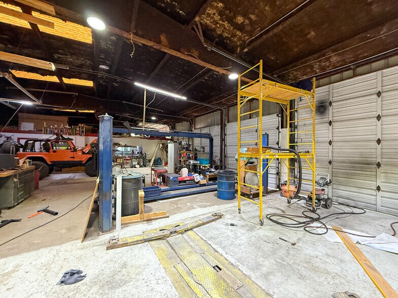 More Photos Of 2105 N Main St, Vidor Warehouse For Sale
