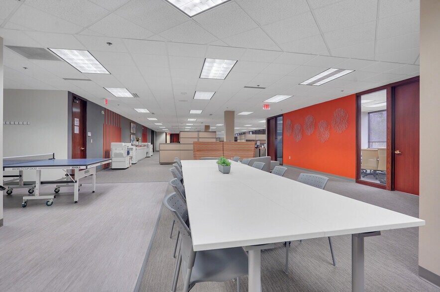More Photos Of 31700 Middlebelt Rd, Farmington Hills Office For Lease