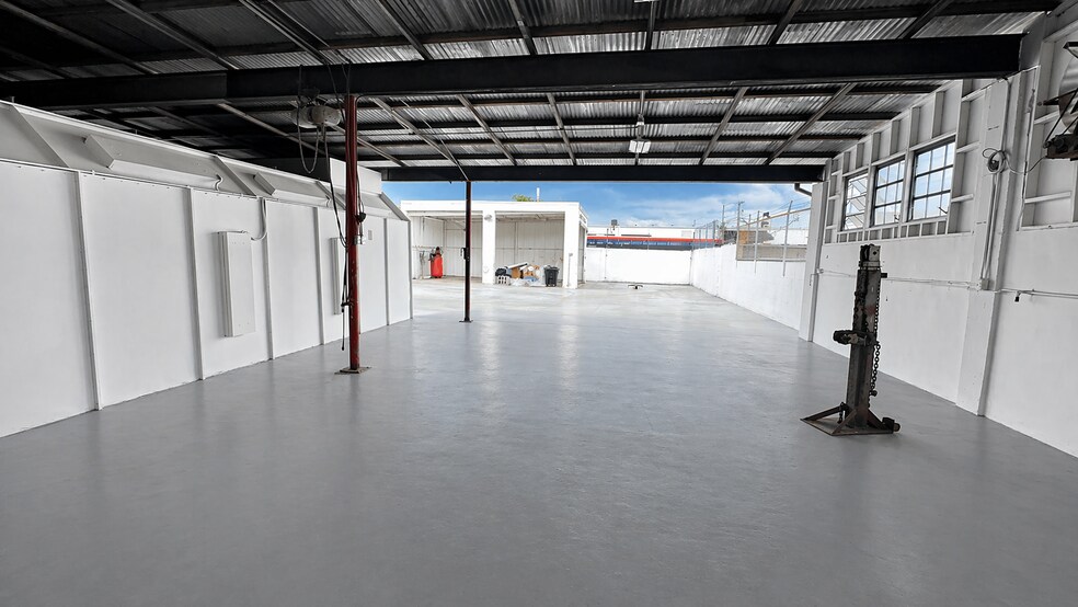 More Photos Of 1420 NE 131st St, North Miami Service For Lease