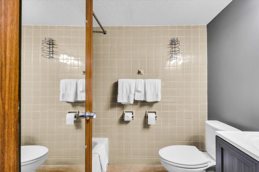 More Photos Of 1907 N Cunningham Ave, Urbana Hotel For Sale