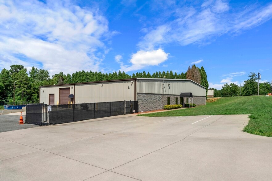 More Photos Of 152 S Iredell Industrial Park Rd, Mooresville Light Manufacturing For Lease