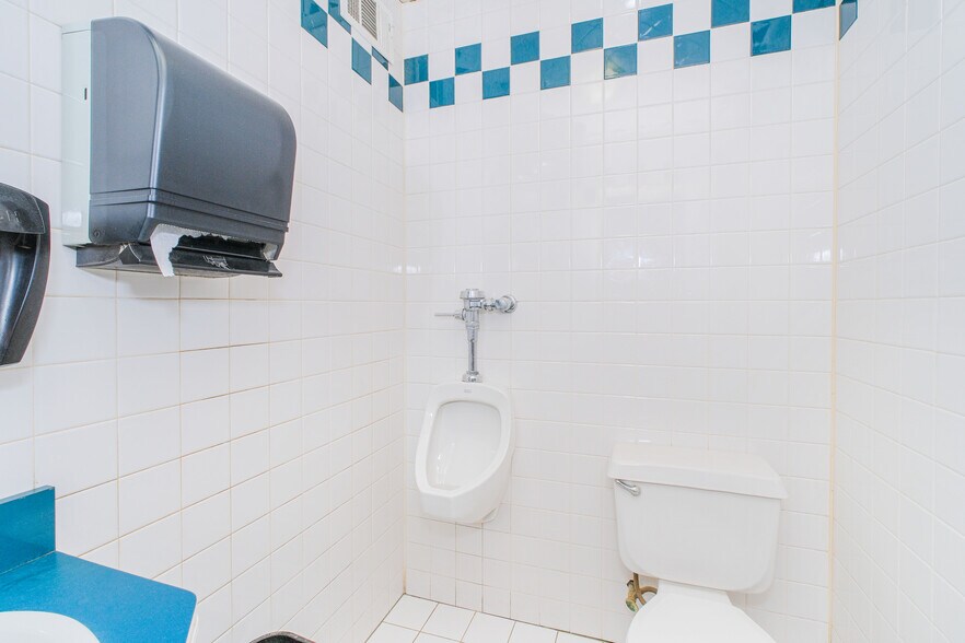 More Photos Of 1944-1952 Richmond Terrace, Staten Island Showroom For Lease