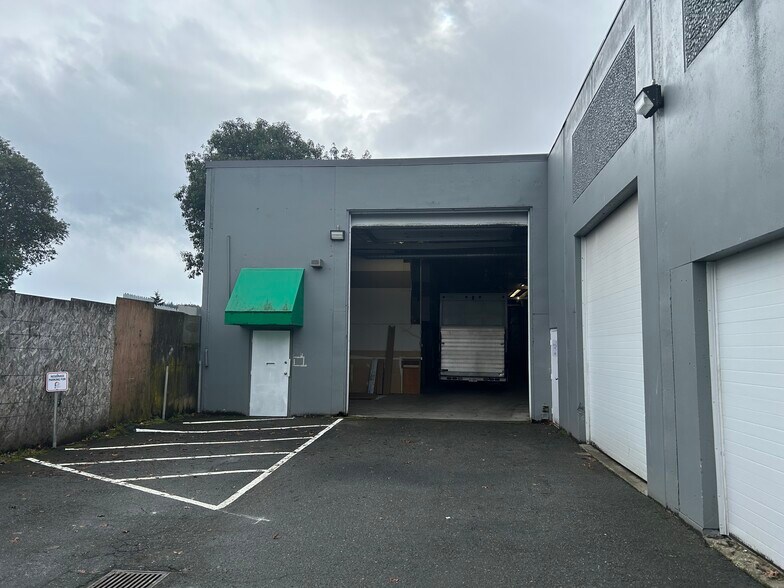 More Photos Of 961 Dunford Ave, Langford Warehouse For Lease